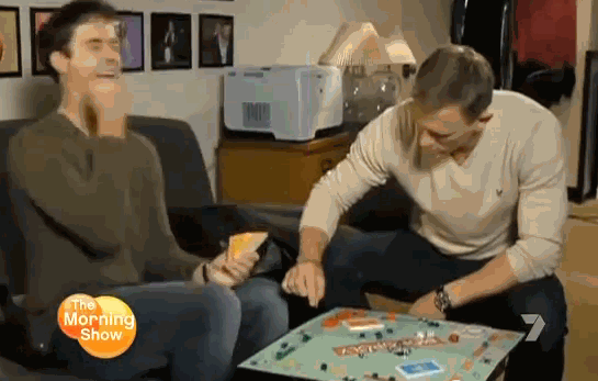 http://www.jugamostodos.org/images/stories/NoticiasMundo/2012/daniel%20craig%20-%20monopoly%20%28saturday%20night%20live%202012%29.gif