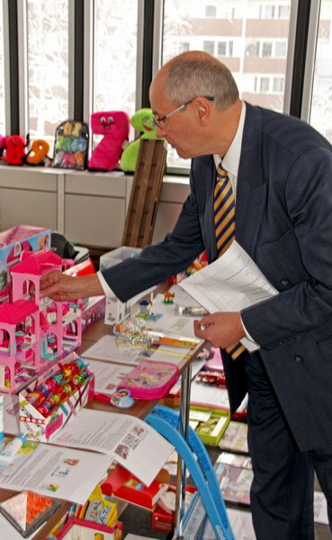 http://www.jugamostodos.org/images/stories/NoticiasMundo/2013/toyaward%202013%20-%2002.jpg