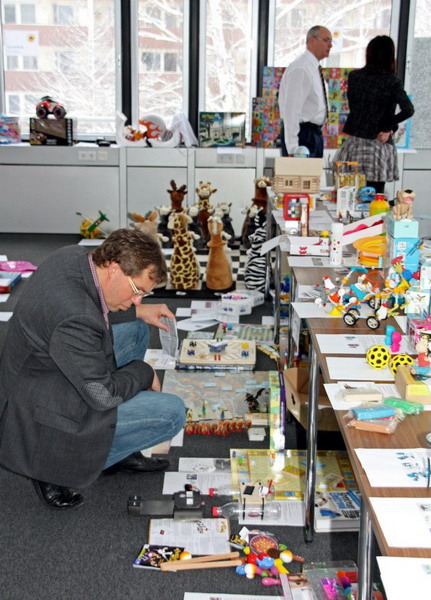 http://www.jugamostodos.org/images/stories/NoticiasMundo/2013/toyaward%202013%20-%2005.jpg